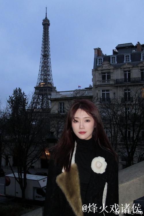 小钰在巴黎旅行中与四位冠军合影留念